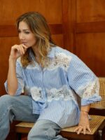 Chemise Rayée Bleu & Blanche En Coton – Finitions Dentelle Brodée Made in Italy – Image 2