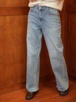 Jeans Wide Leg Bleu Clair – Détails Cloutés & Coupe Moderne – Image 2