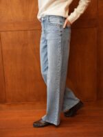 Jeans Wide Leg Bleu Clair – Détails Cloutés & Coupe Moderne