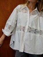 Chemise Rayée Bleu & Blanche En Coton – Finitions Dentelle Brodée Made in Italy – Image 7