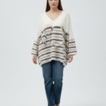 Pull grande taille écru à rayures taupe et détails frangés