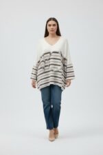 Pull grande taille écru à rayures taupe et détails frangés