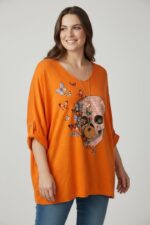 T-shirt fluide col V imprimé artistique crâne & papillons – Grande taille – Image 2