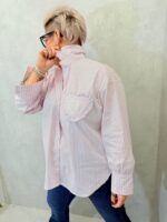 Chemise Grande Taille Rayée Bleue avec Poche Cœur – La Pièce Tendance, Confortable & Féminine – Image 2