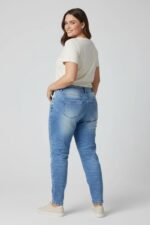 Jean Grande Taille Bleu Froissé à Boutonnage Apparent – Style & Confort Urbain