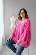 Pull fluide grande taille fuchsia à col V et manches larges dentelles – Image 6
