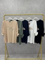 T-shirt fluide col V message brodé “Smile” – Grande taille – Image 6