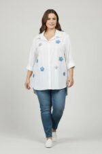 Chemise blanche grande taille brodée à fleurs et strass délicats – Image 3