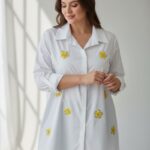 Chemise blanche grande taille à fleurs en relief brodées