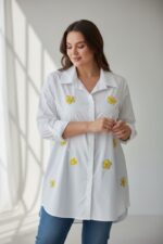 Chemise blanche grande taille à fleurs en relief brodées