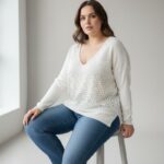 Pull grande taille col V imprimé cœurs – Douceur lumineuse & féminité moderne
