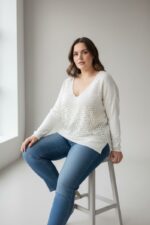 Pull grande taille col V imprimé cœurs – Douceur lumineuse & féminité moderne