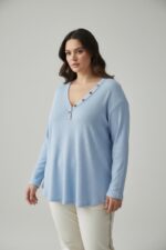 Tunique Grande Taille Bleu Ciel à Col Boutonné – Douceur & Élégance Quotidienne – Image 7