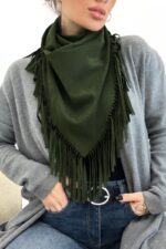 Écharpe Frangée en Suédine – L’Accessoire Chic & Bohème de la Saison – Image 2