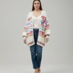 Gilet grande taille écru à rayures multicolores et détail fleur