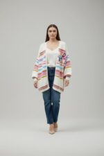 Gilet grande taille écru à rayures multicolores et détail fleur