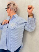 Chemise Grande Taille Rayée Bleue avec Poche Cœur – La Pièce Tendance, Confortable & Féminine – Image 3