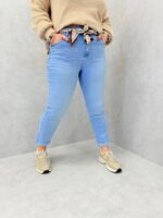 Jean grande taille taille haute avec ceinture foulard – Denim clair confortable et féminin