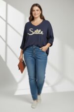 T-shirt fluide col V message brodé “Smile” – Grande taille – Image 4