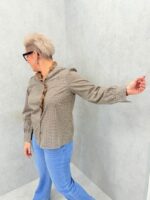 Chemise Grande Taille à Carreaux avec Col Volanté – Élégance Champêtre & Confort Moderne – Image 2