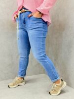 Jean grande taille  mom fit taille haute avec ceinture corde – Denim bleu confortable et casual chic – Image 2