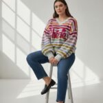 Pull grande taille rayé col V « Chérie » – Maille douce multicolore esprit cocooning