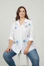 Chemise blanche grande taille brodée à fleurs et strass délicats