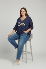 T-shirt fluide col V message brodé “Smile” – Grande taille – Image 3
