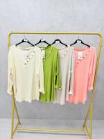 Tunique Grande Taille Bleu Ciel à Col Boutonné – Douceur & Élégance Quotidienne – Image 4