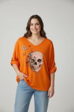 T-shirt fluide col V imprimé artistique crâne & papillons – Grande taille – Image 4