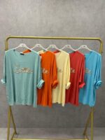 T-shirt fluide col V message brodé “Smile” – Grande taille – Image 5