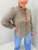 Chemise Grande Taille à Carreaux avec Col Volanté – Élégance Champêtre & Confort Moderne – Image 3