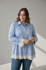 Chemise grande taille femme – Motif carreaux bleu & finitions dentelle | Style chic et tendance