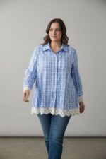 Chemise grande taille femme – Motif carreaux bleu & finitions dentelle | Style chic et tendance – Image 4