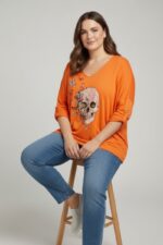 T-shirt fluide col V imprimé artistique crâne & papillons – Grande taille