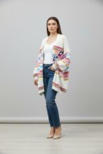 Gilet grande taille écru à rayures multicolores et détail fleur – Image 4