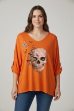 T-shirt fluide col V imprimé artistique crâne & papillons – Grande taille – Image 3