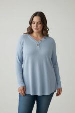 Tunique Grande Taille Bleu Ciel à Col Boutonné – Douceur & Élégance Quotidienne – Image 8