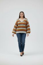 Pull grande taille rayé col V – Maille douce aux tons chauds et coupe flatteuse