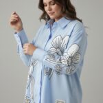 Chemise grande taille femme – Blanche à imprimé floral noir | Coupe oversize fluide et élégante