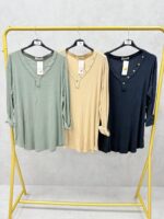 Tunique Grande Taille Bleu Ciel à Col Boutonné – Douceur & Élégance Quotidienne – Image 5