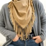 Écharpe Frangée en Suédine – L’Accessoire Chic & Bohème de la Saison