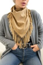 Écharpe Frangée en Suédine – L’Accessoire Chic & Bohème de la Saison