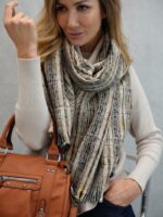 Écharpe Motif Tissé & Fils Irisés – Chaleur Douce et Style Moderne (20% Laine) – Image 10