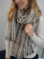 Écharpe Motif Tissé & Fils Irisés – Chaleur Douce et Style Moderne (20% Laine) – Image 11