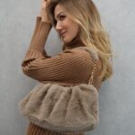 Sac Fausse Fourrure & Chaîne Dorée – Le Must-Have Chic et Douillet de l’Hiver