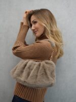 Sac Fausse Fourrure & Chaîne Dorée – Le Must-Have Chic et Douillet de l’Hiver