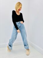 Pull col V en maille côtelée fluide – Image 6