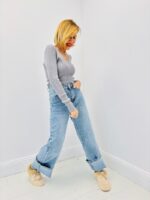 Pull col V en maille côtelée fluide – Image 8