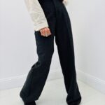 Pantalon Tailleur Large à Pinces Élégantes